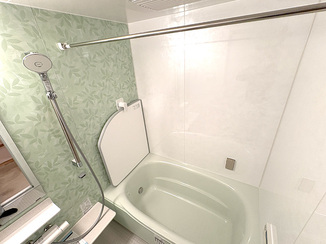 バスルームリフォーム 緑色が爽やかなバスルームと、使いやすくなった洗濯水栓