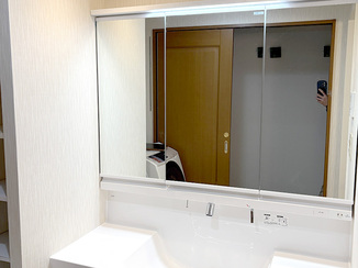 洗面リフォーム 鏡のずれを解消、全体的に明るくなったひろびろ洗面所