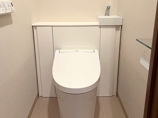 トイレリフォーム 見える配管を収め、すっきりしたレストルーム