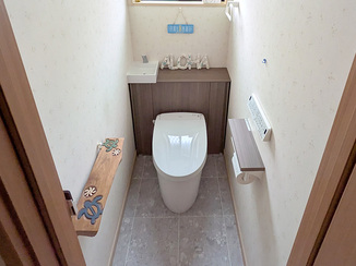 トイレリフォーム 見た目も収納もすっきりしたキャビネット付きトイレ
